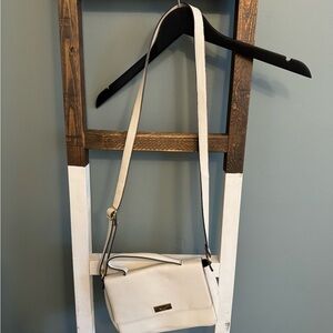 Tommy Hilfiger White Crossbody Bag – Classic Everyday Staple 🤍